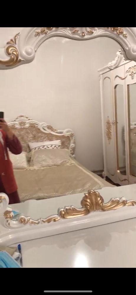 Продаётся спальный королевский гарнитур