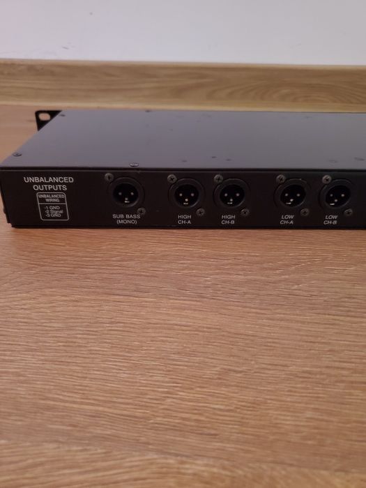 Crossover activ cu ieșire subwoofer