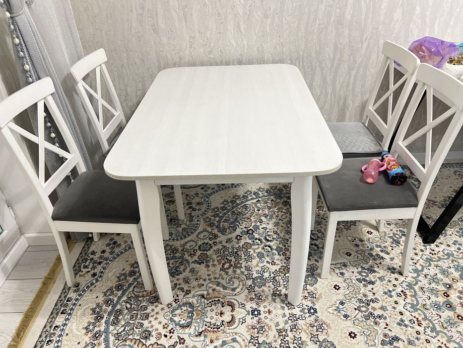 Продам кухонный стол со стульями