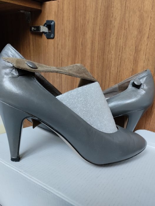 Продам новые  модельные туфли, цвет серый, кожа,. Размер 37-38.