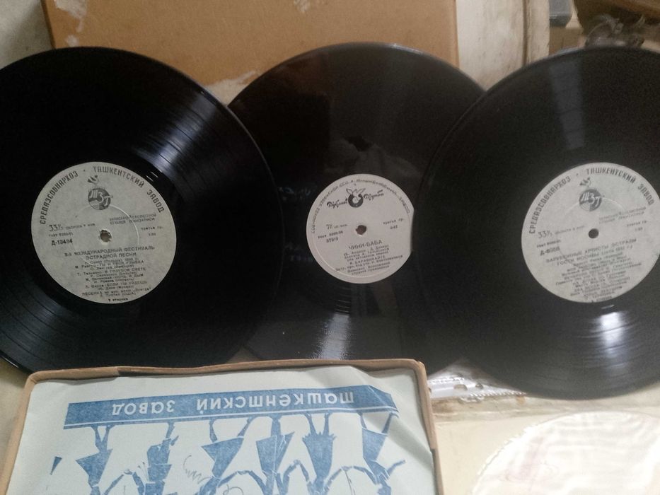 Продается проигрыватель пластинок, с множеством пластинок.