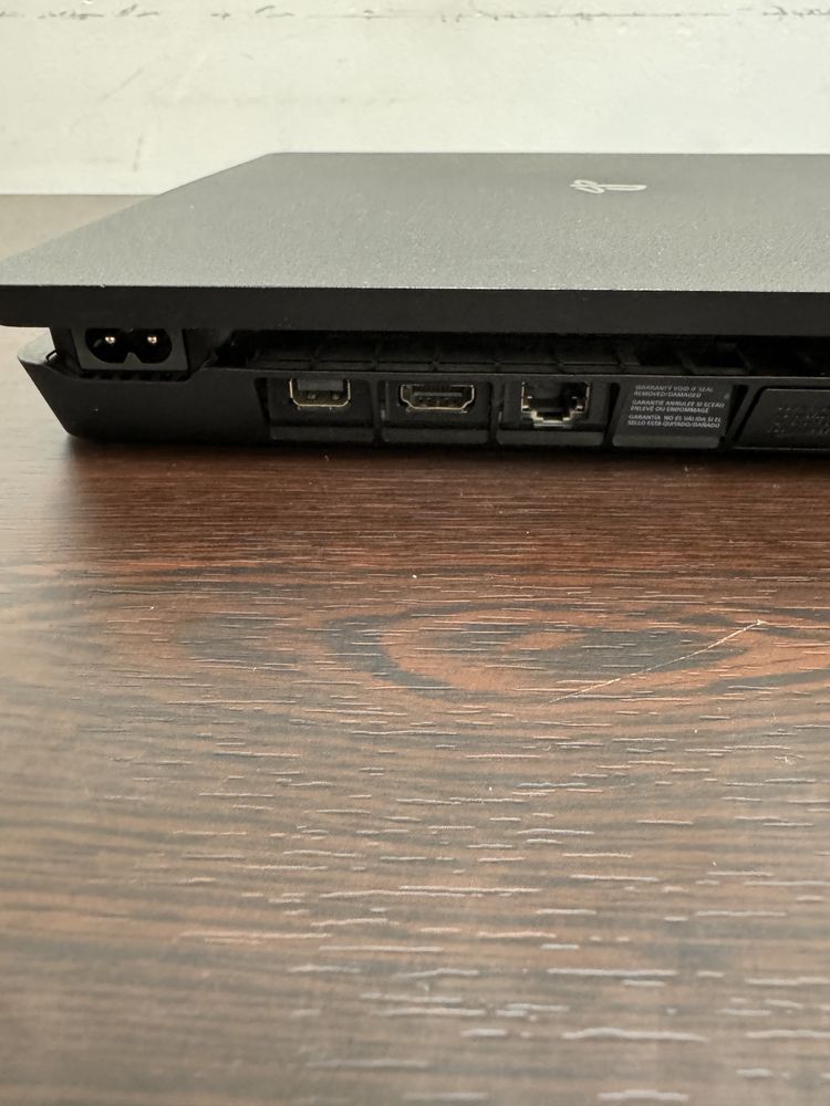 Playstation 4 slim 500 gb с три джойстика. Плейстейшън