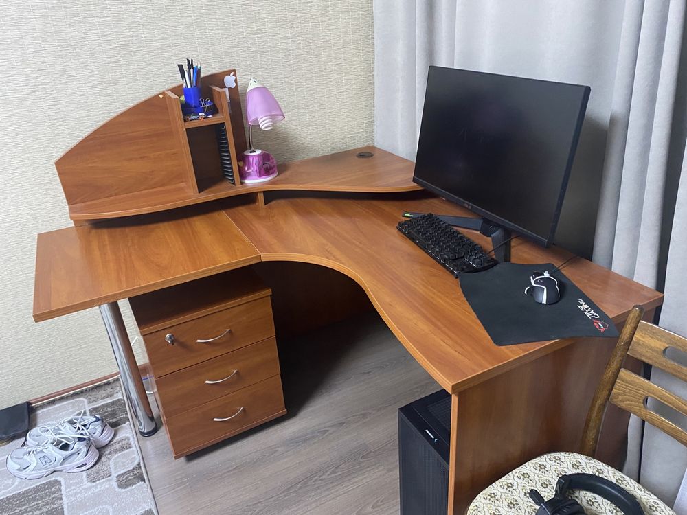 Продам Стол с тумбочкой