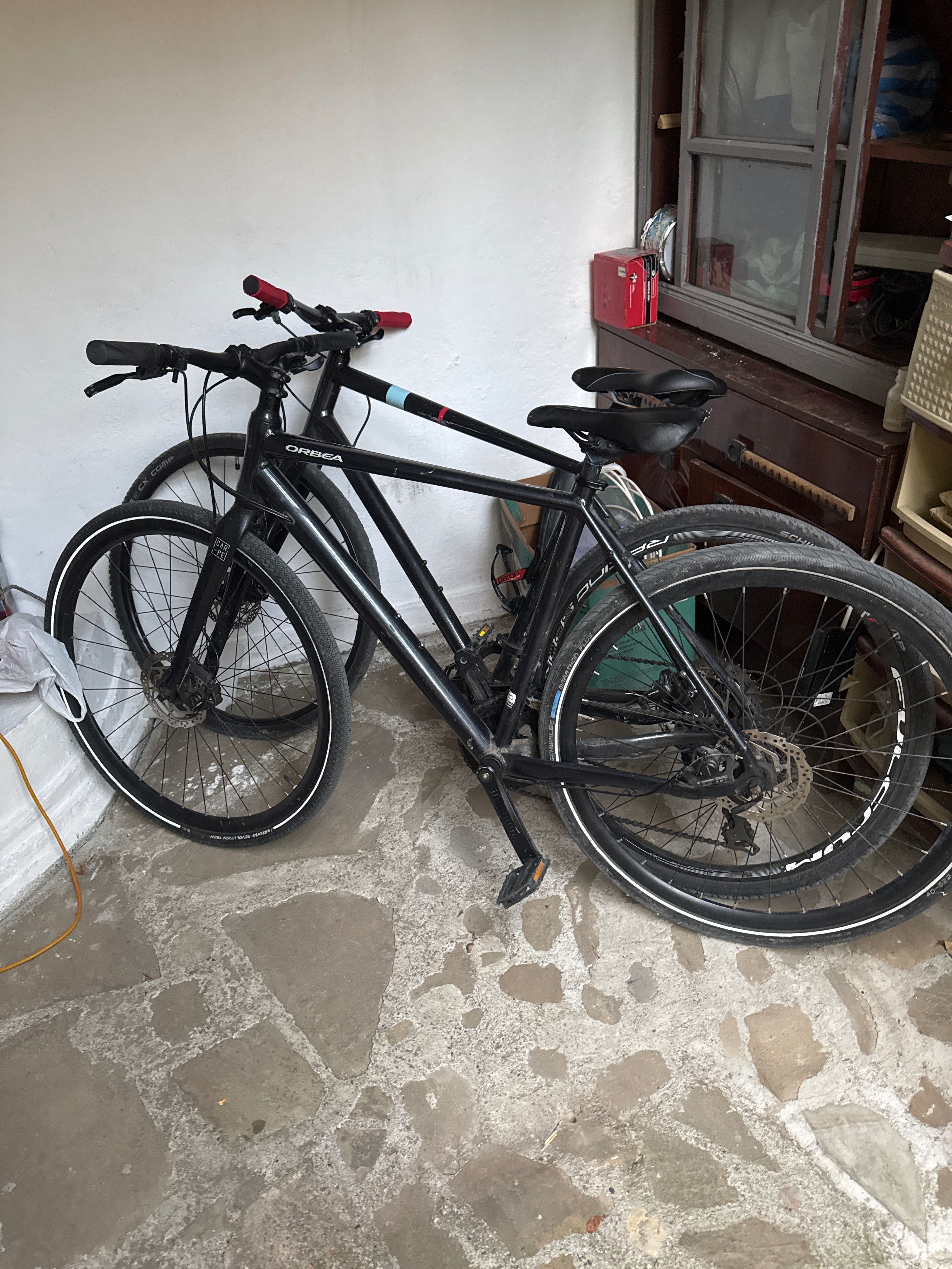 Gravel and city bikes