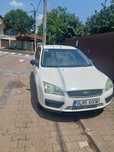 Vand Ford Focus 2006 break alb avariat usor dreapta spate.