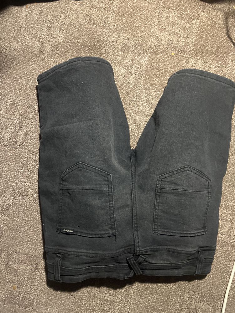 Vand pantaloni scurti de blug