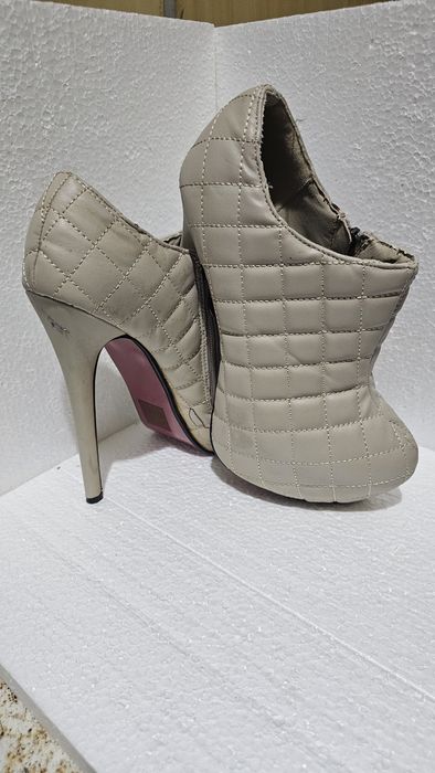 Дамски бежави боти