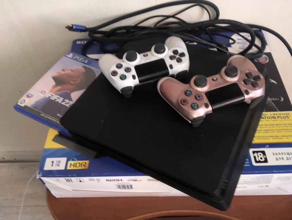 Ps4 slim 1 терабайт памяти два геймпада торг уместен,можно на аренду