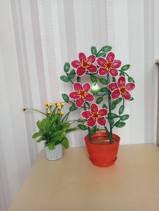 Белоснежная береза из бисера.