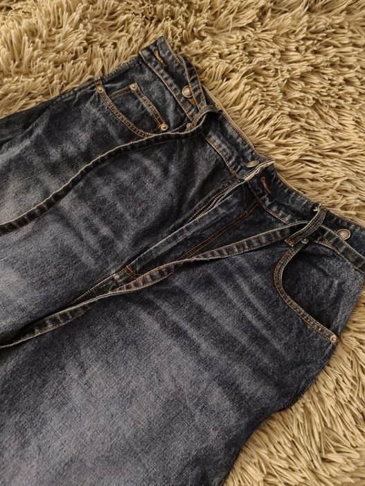 Vând blugi max mara