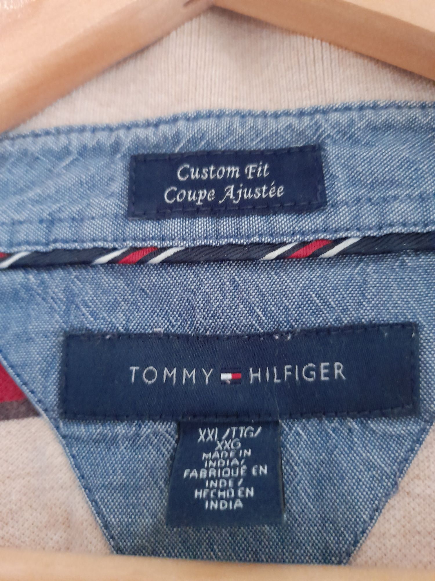 Tommy Hilfiger original, tricou barbati XXL, purtat dar în state bună.