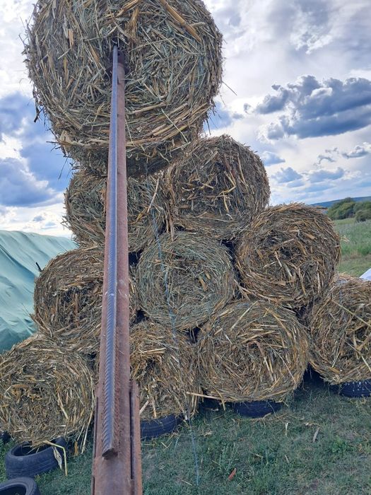Vând baloti de coceni și de paie