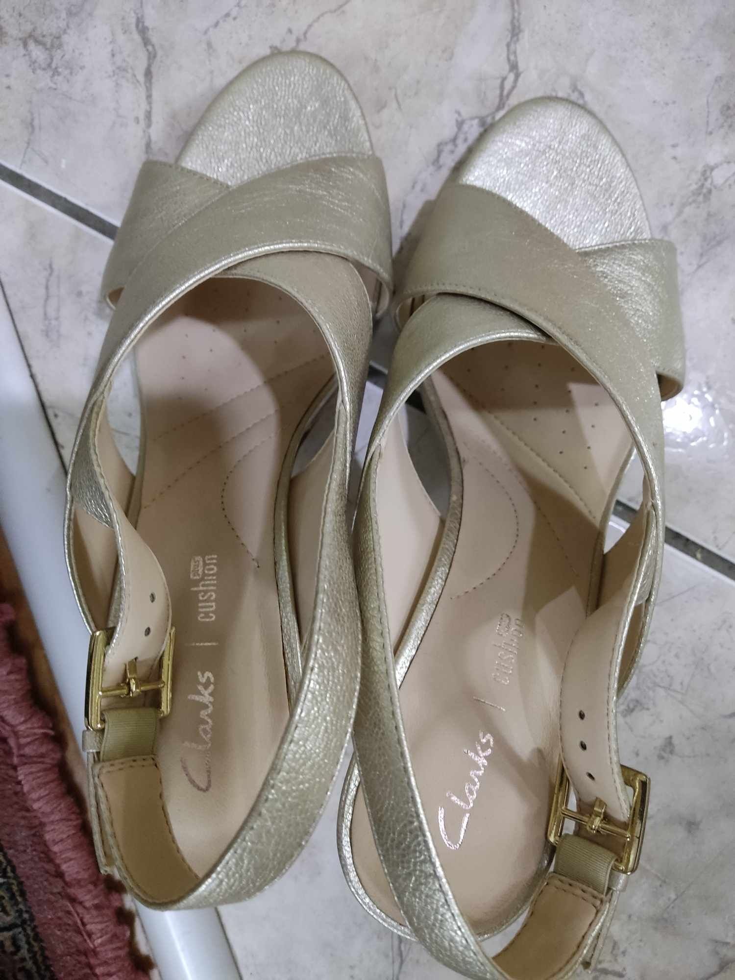 Vând Sandale dama.. elegante, noi, nepurtate, Clarks, mărimea 41