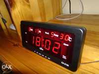 LED електронен часовник с големи цифри. Показва час, дата и температу