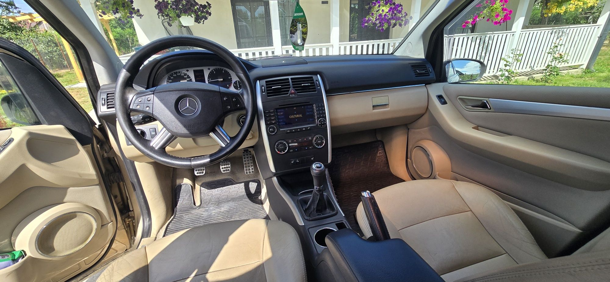 Vând Mercedes B200