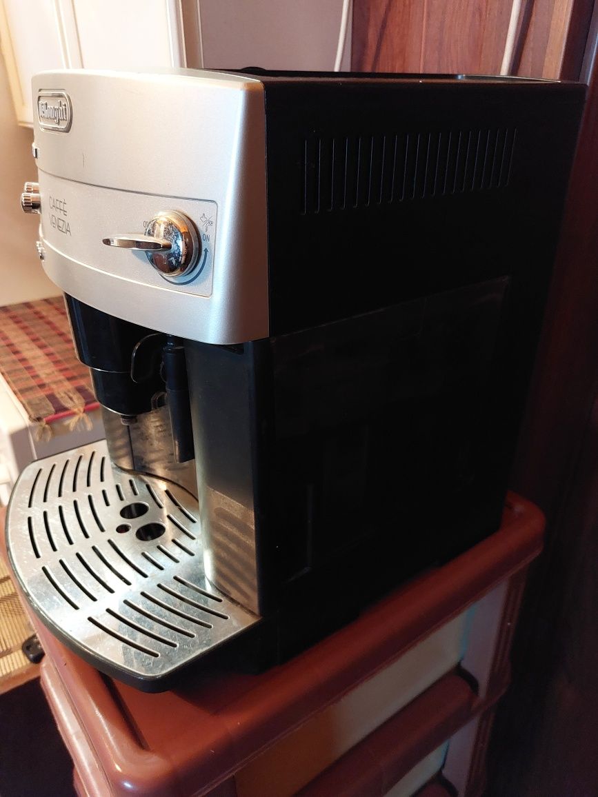 Продавам кафе машина робот Delonghi