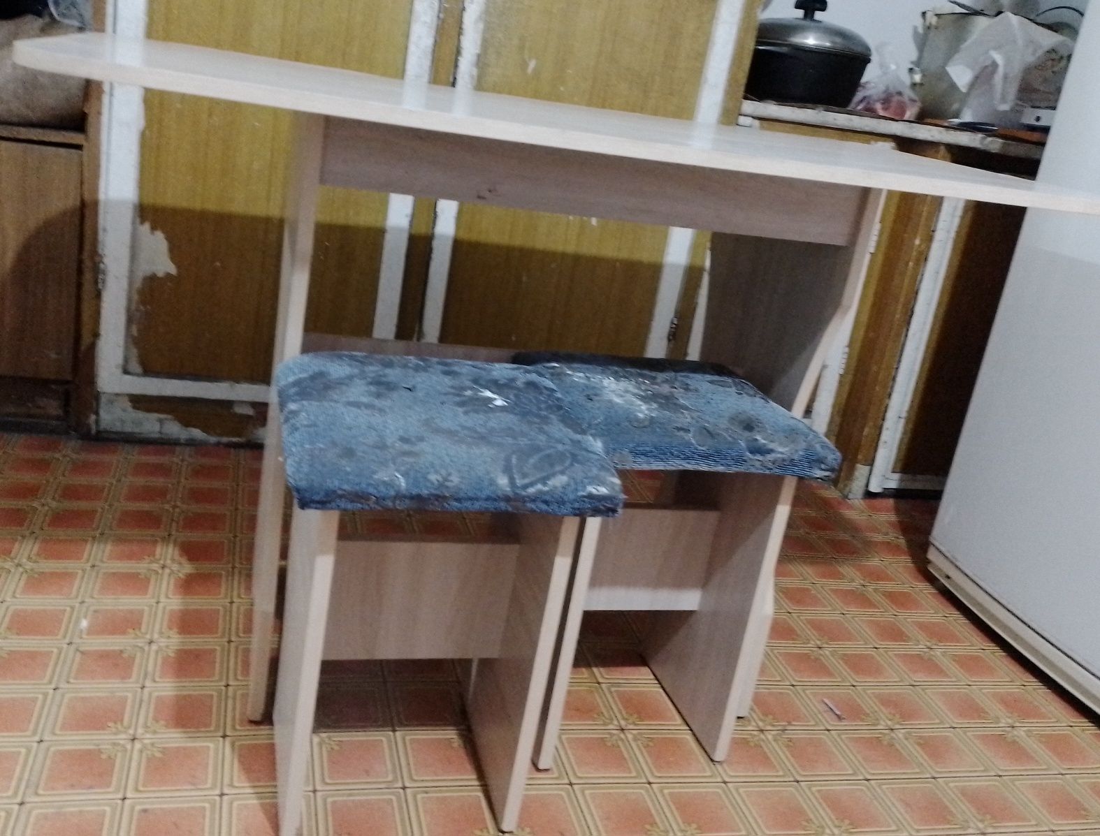 Продам стол без стулья