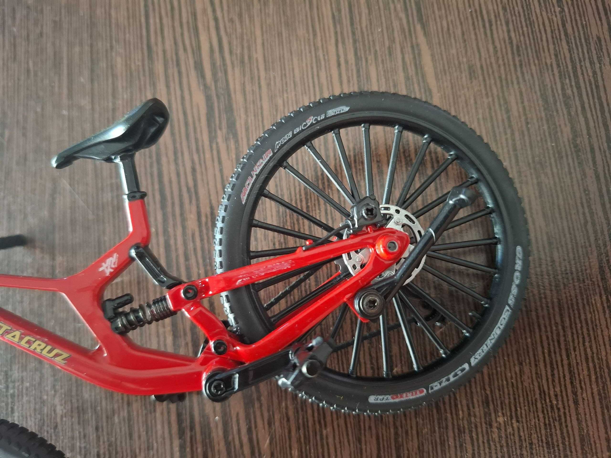 Macheta bicicleta Santa Cruz V10 29'' scara 1:10