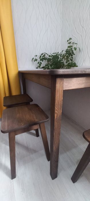 Деревянный стол с табуретками. Стол из дерева.