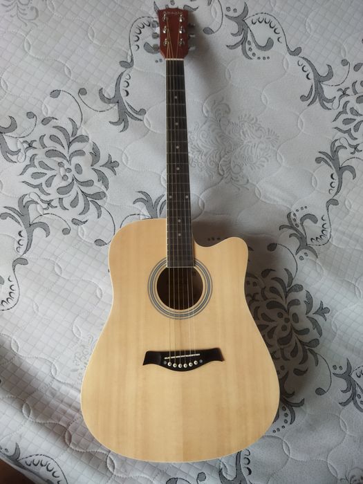 Продам почти новую гитару. Почти не играл пользовался в отличном состо