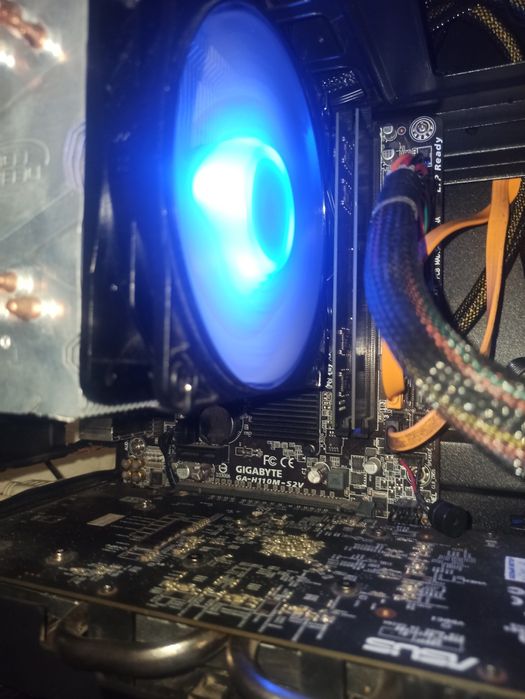 Продам материнскую плату в сборе  Gigabyte GA-H110M-S2V
I5-7400
4+4gb