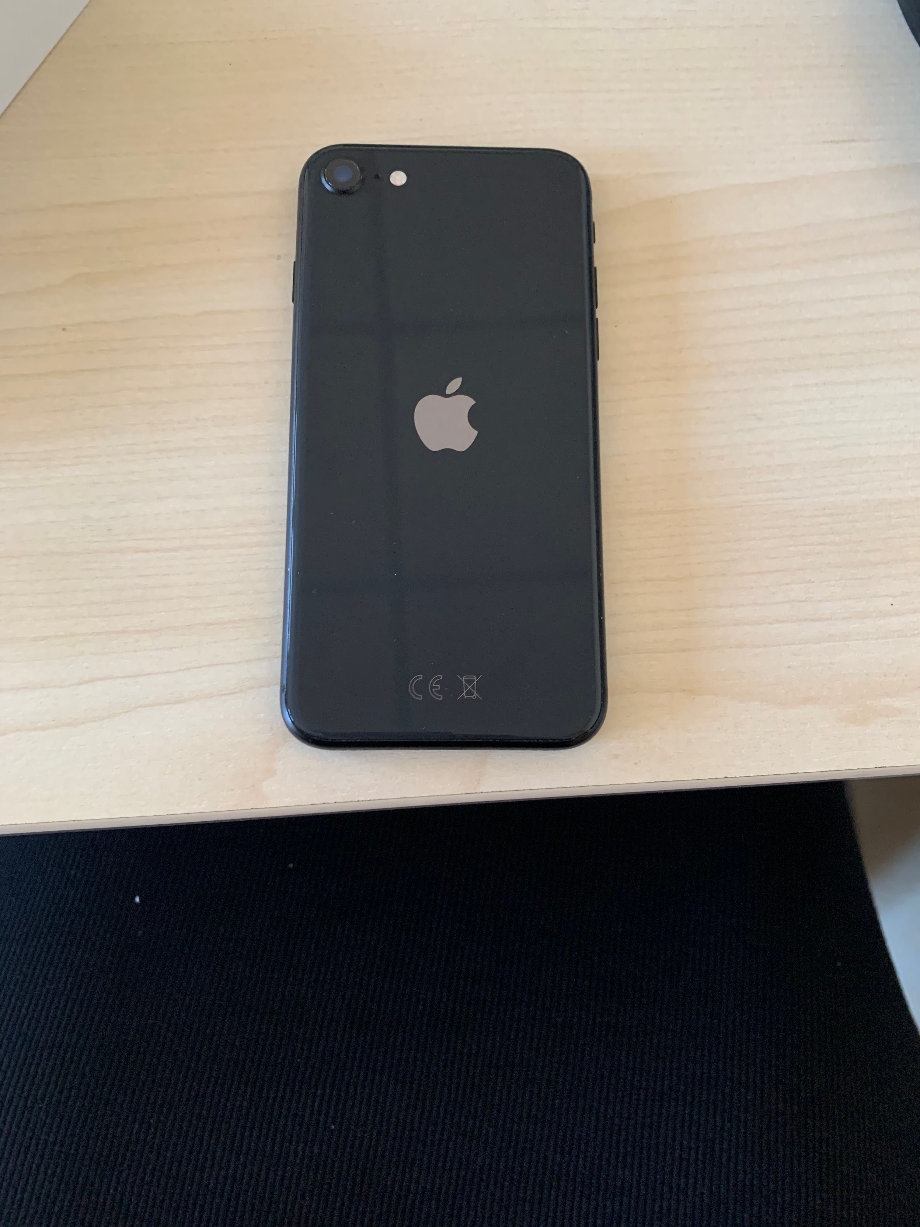 Продавам iPhone se2020