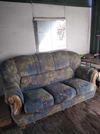 Продам мягкий уголок, можно на дачу , диван и два кресла