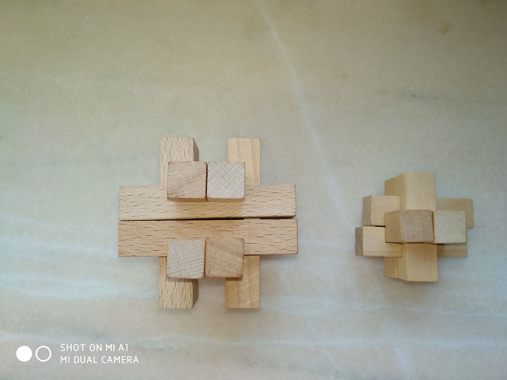 Vând 2 puzzle IQ din lemn (jocuri de inteligență)