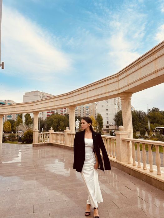 Платье белое  почти новове