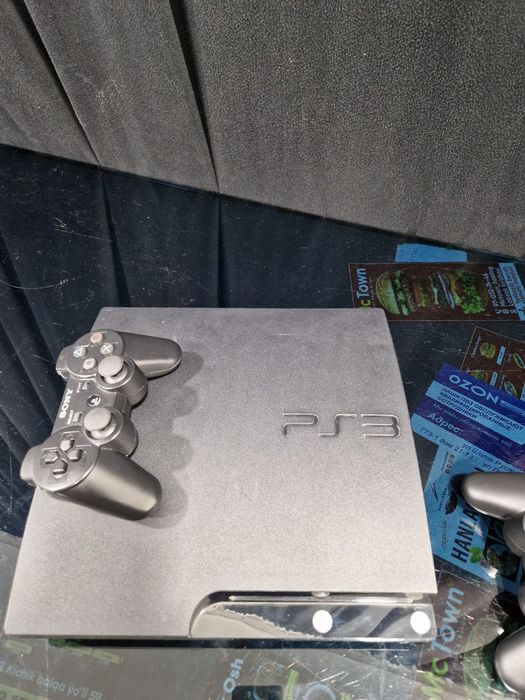 PS3 с двумя геймпадами, бесплатная доставка, есть гарантия.