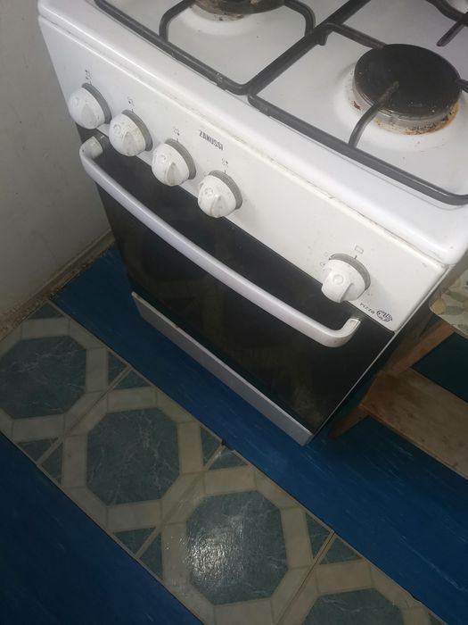 Aragaz Zanussi 4 ochiuri plus cuptor