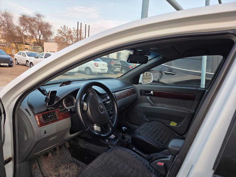 Gentra 2-positsiya mexanik sotiladi arzon narxda