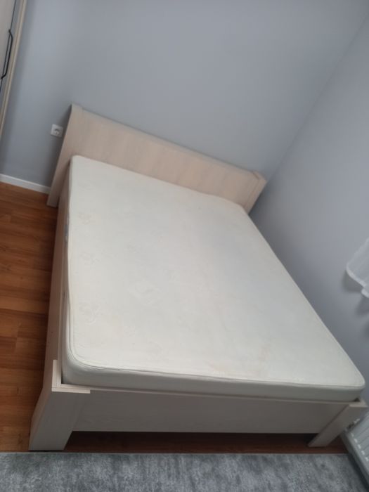 Vând patul cu tot cu saltea se poate ridica din baciu jud cluj!