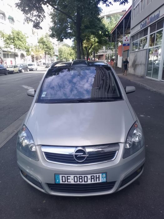Vând sau schimb Opel zafira
