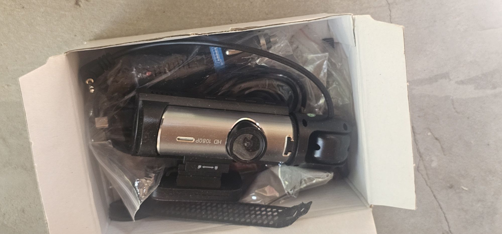 Продавам автомобилна DVR камера – идеална за запис по време на шофиран