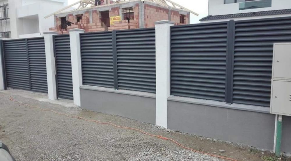 Construim la comanda dvs. garduri si porti din:
- panouri stil jaluzea
