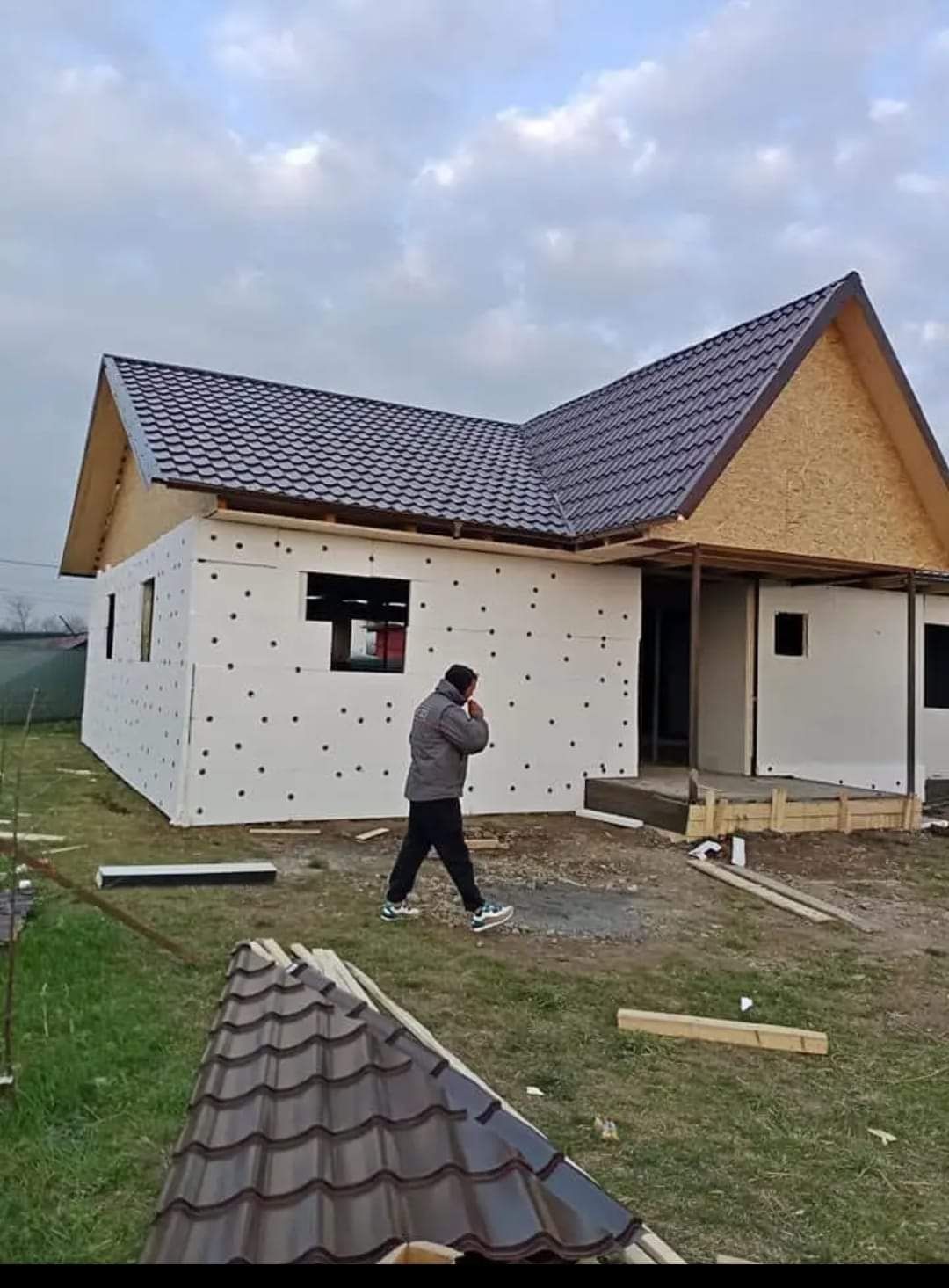 Constructiile realizate din structură metalică și învelite cu panouri