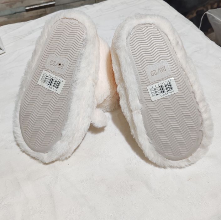 Papuci de casa noi cu eticheta