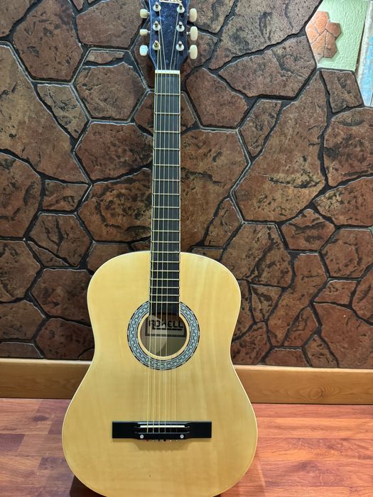 Продам гитару в чехле