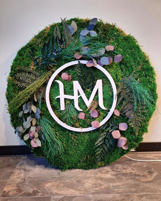 Рекламни пана от скандинавски мъх със светещи лога