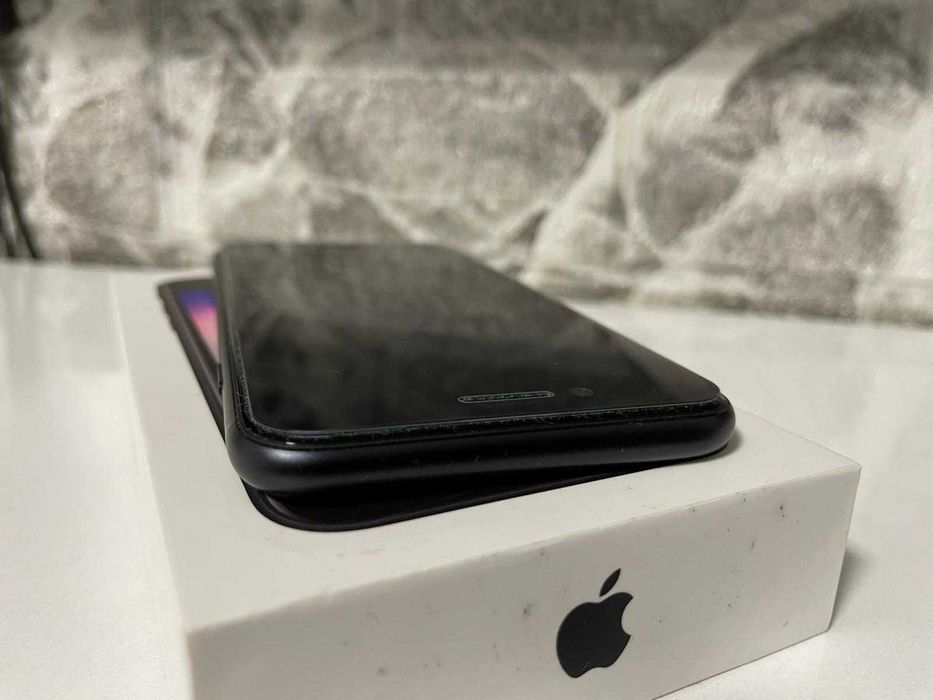 КАТО НОВ!!! Iphone SE  2022  128GB  Със AirPods Pro 2nd Generation