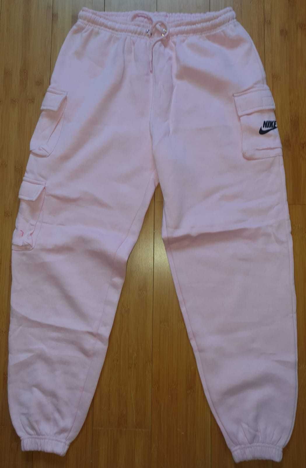 Set fata Nike bustiera si pantaloni roz deschis oversize masura L