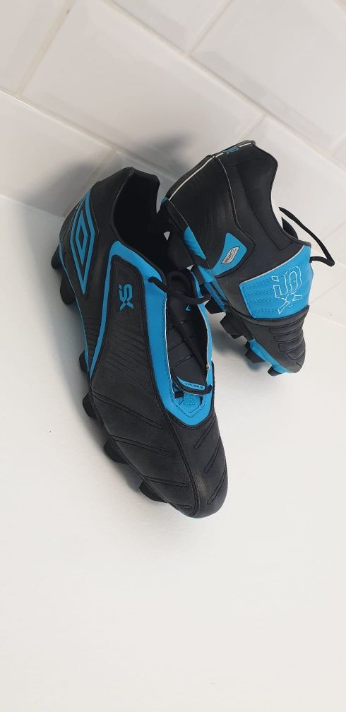 Vand 5 perechi de crampoane umbro