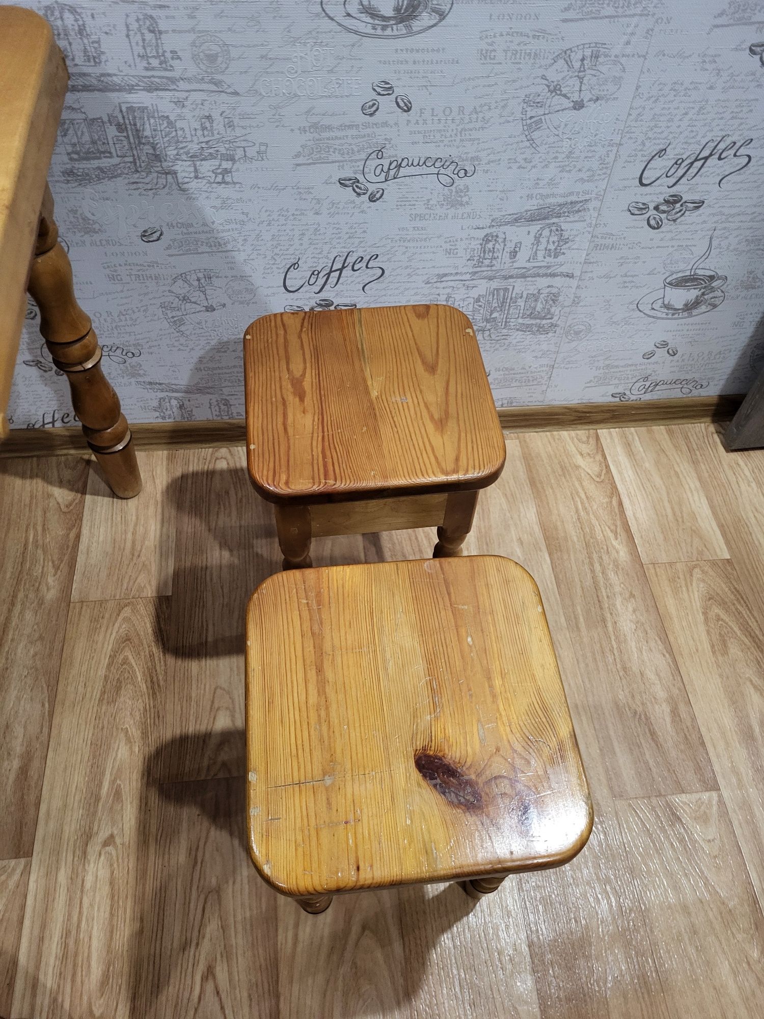Продаю деревянный стол со стульями