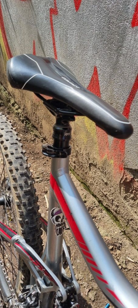 Vând bicicleta full suspension Giant (cu acte )