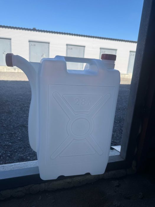 Продам пластиковые канистры со сливом, 28 л., новые