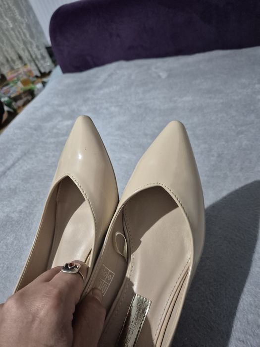 Vând pantofi lacuiți