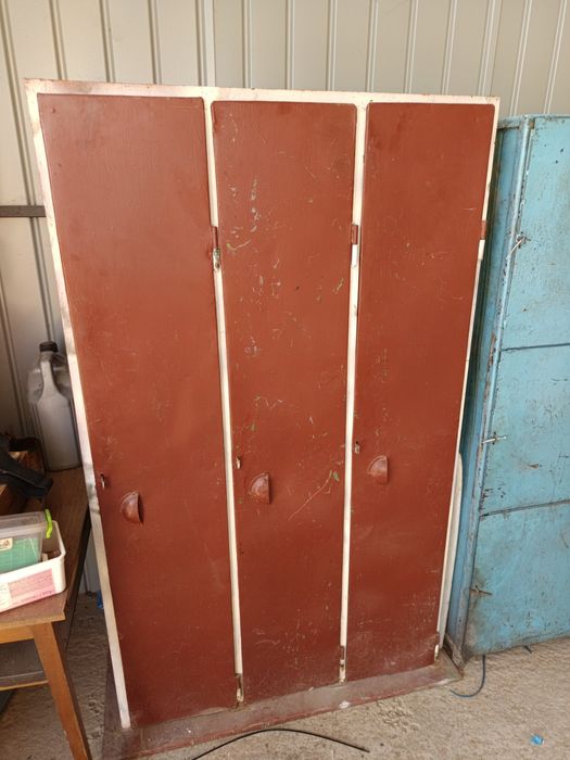 Dulap metalic cu 3 compartimente