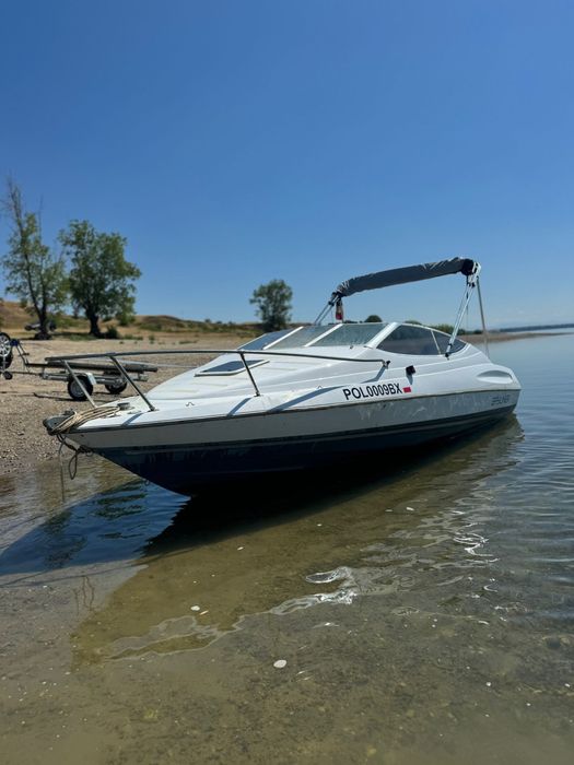 Vand/Schimb Barca Bayliner Capri 6 locuri/Cabinata cu pat