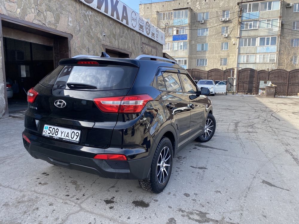 Продам машину HYUNDAI CRETA 2019года куплен с салона 2020году